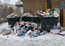 Жители пожаловались на скопление мусора у дома 84 по улице Стара-Загора.