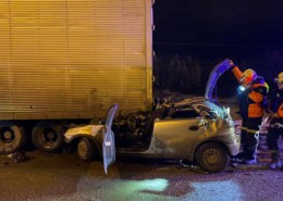 На Восточном обходе Перми легковушка влетела в грузовик на обочине. Погибли два человека