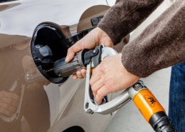 Цена газа на омских АЗС упала до уровня пятилетней давности