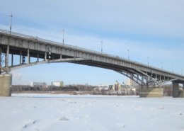 Омичка упала с моста возле ледовой Арены