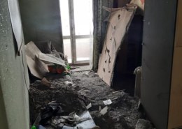 В Челябинске в двухэтажке на Уральской, 17 потолок обрушился на кровать 10-летней девочки. К счастью, ребенок не пострадал.