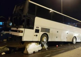 Рейсовый автобус с пассажирами врезался в отбойник и застрял на нём
