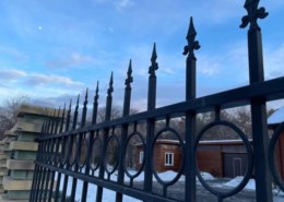 Екатеринбуржец повис вниз головой на заборе с острыми пиками