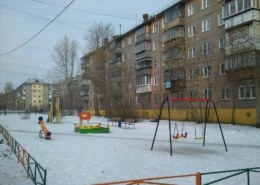 В Ленинском районе Челябинска на Гончаренко нашли тело молодого человека под окнами одного из домов.