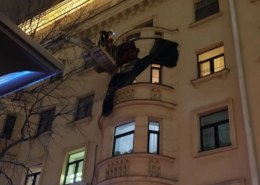 Головы петербуржцев всё ещё в опасности. В этот раз рухнул балкон.