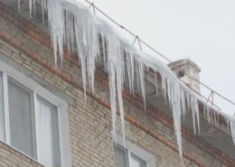 В Уфе на ребенка рухнула наледь с крыши жилого дома