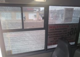 В Тракторозаводском районе неизвестные расстреляли маршрутку с людьми.