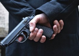Подростки с игрушечным пистолетом ограбили петербуржца на 300 тысяч