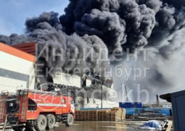 В Арамиле произошел крупный пожар в здании научно- производственного комплекса на улице Клубной.