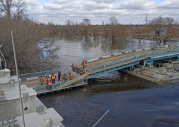 В Брянске «развели» понтонный мост