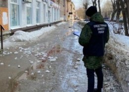 В Перми задержали директора управляющей компании по делу о гибели женщины из-за упавшей с крыши глыбы льда.