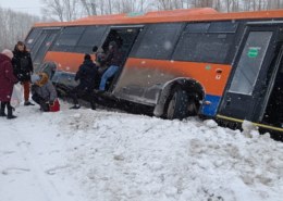 На трассе под Омском автобус с пассажирами съехал в кювет