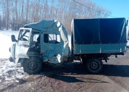 Фура вылетела на красный и сплющила УАЗ под Новосибирском — есть погибший