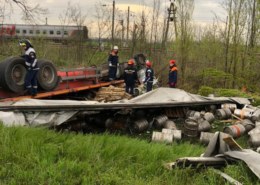 В Тимашевском районе на трассе перевернулся грузовик с пивом.