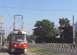 В Краснодаре велосипедистка в наушниках попала под трамвай.
