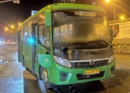 В Екатеринбурге произошел пожар в автобусе, где ехали пассажиры.