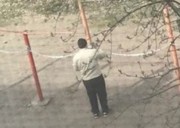 Коммунальщики повесили цепи на турники.