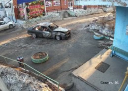 Вчера вечером на Волгоградской, 24, полностью сгорел автомобиль Опель Омега