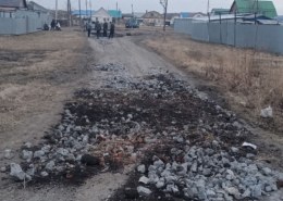 Жители райцентра в Омской области сами отремонтировали дорогу