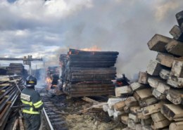 В Свердловской области на железной дороге загорелись шпалы