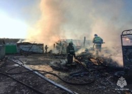 Из-за сильного ветра в Башкирии сгорели дом, два автомобиля и четыре сарая.