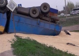 В городе Фролово перевернулся КамАЗ с зерном. Водитель пытался объехать пожилую женщину на пешеходном переходе.