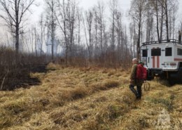 В Новосибирской области целую деревню эвакуировали из-за горящей травы с полей