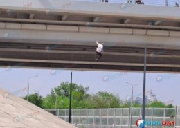 Мужчина, который накануне залез за перила Ворошиловского моста и упал в водосток, скончался от травм в больнице