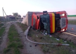 В селе Логиново водитель фуры слетел в кювет и перевернулся
