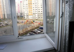Поздно ночью молодая омичка выпала из окна своей квартиры