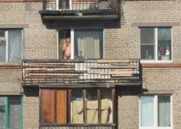 Учащиеся лицея №470 в Калининском районе жалуются, что во время уроков на балконе дома напротив регулярно появляется мужчина с минимумом одежды