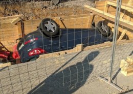 Kia Sportage провалилась в котлован на проспекте Луначарского.