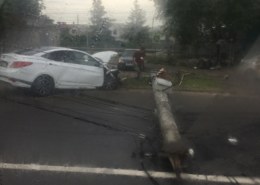 На ост. Берёзовая роща на автомобиль упал столб