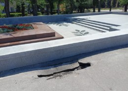 Асфальт провалился у братской могилы в Волгограде после ремонта за 27 млн рублей