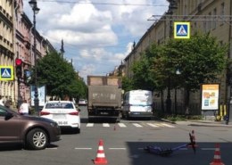 Девушка на электросамокате попала под грузовик в центре Петербурга