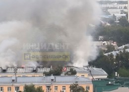 У 5-этажного здания на 2-м Краснодонском переулке, 7 горит крыша