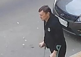 Мужчина на костылях выбил окно в машине на Есенина и украл из нее сумку, в которой были 20 тысяч рублей, документы и наушники