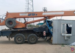В Волгограде автокран раздавил вагон-бытовку