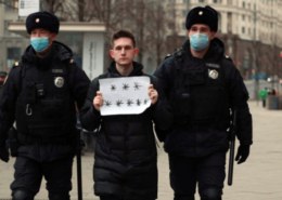 Петербуржцу за день нарисовали 15 протоколов о «дискредитации армии»