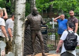 На могиле Пригожина в Петербурге установили памятник