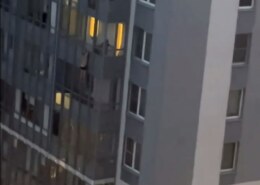 Пьяный петербуржец решил «повыпендриваться» перед девушкой и свесился с балкона девятого этажа. Он закономерно сорвался и погиб