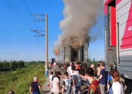 В Ростовской области рядом с железнодорожным разъездом Мелиоративный в Дубовском районе загорелся вагон пассажирского поезда