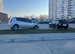 В Новосибирске пьяная женщина сбила любовника после семейной ссоры во дворе на Первомайке