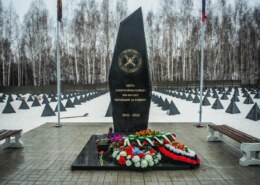 В Новосибирске опубликованы кадры мраморных могил бойцов ЧВК «Вагнер»