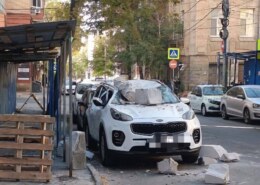 На улице Шаумяна, 30 в Ростове-на-Дону на припаркованную иномарку Kia Sportage упали газоблоки