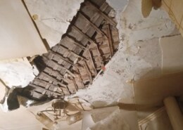 Стены в трещинах, потолок обвалился: омичи со страхом за жизнь живут в опасной аварийке