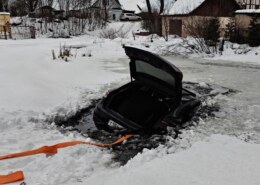 Два автомобиля сегодня утонули в Петербурге и Ленобласти