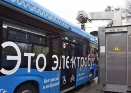 В Ростове электробус наехал на выпавшую из салона женщину