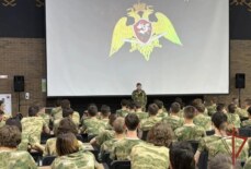 В парке «Патриот» военнослужащие отряда спецназа Росгвардии им. Шаймуратова провели урок мужества для старшеклассников